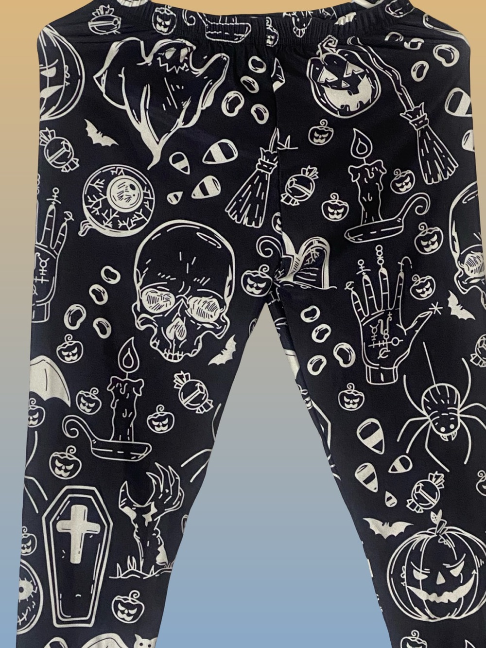 Woman Black Halloween Print Leggings
Size Large
